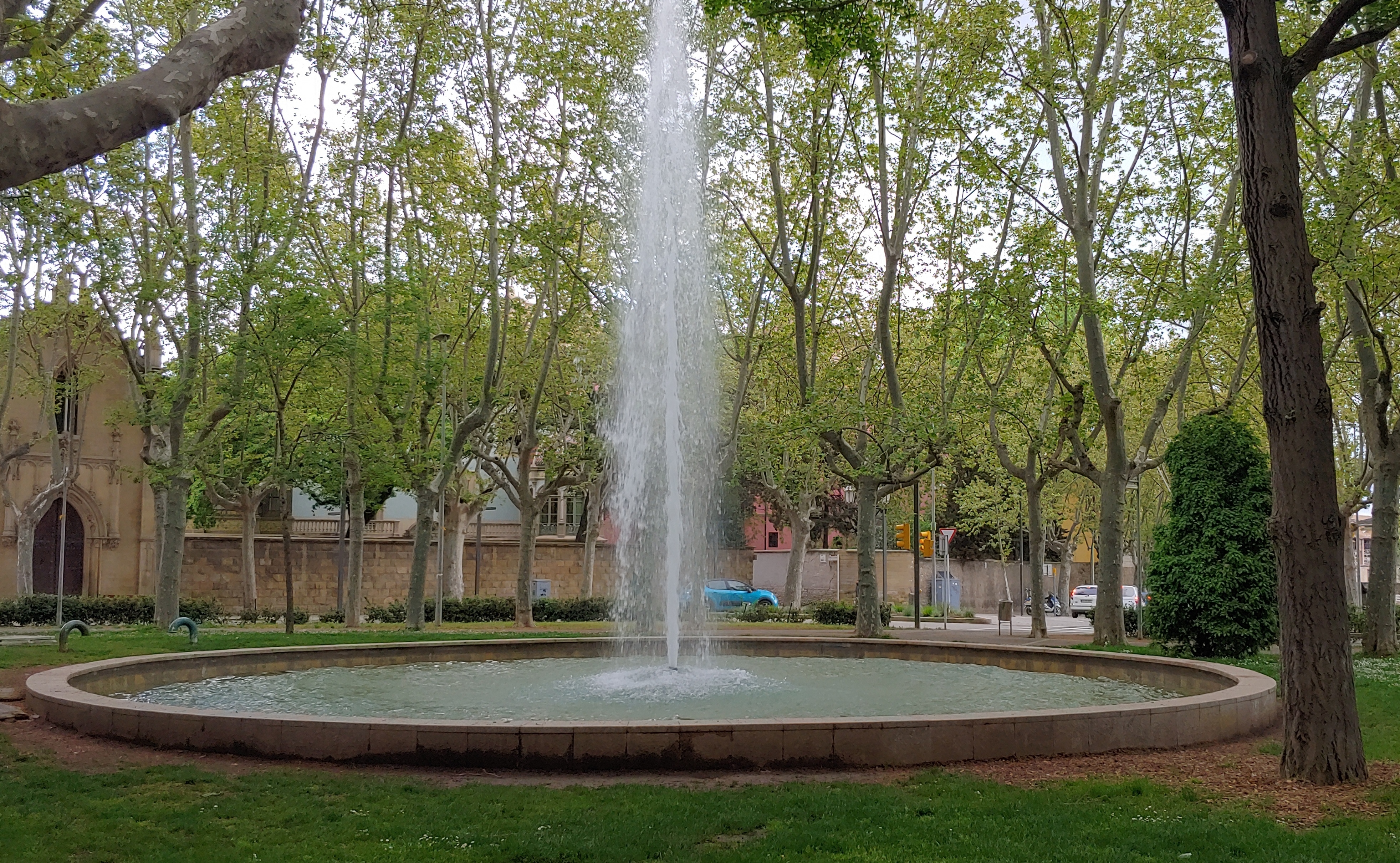 Imatge pels mitjans: Estany a al centre de la Plaça Fra Bernadí