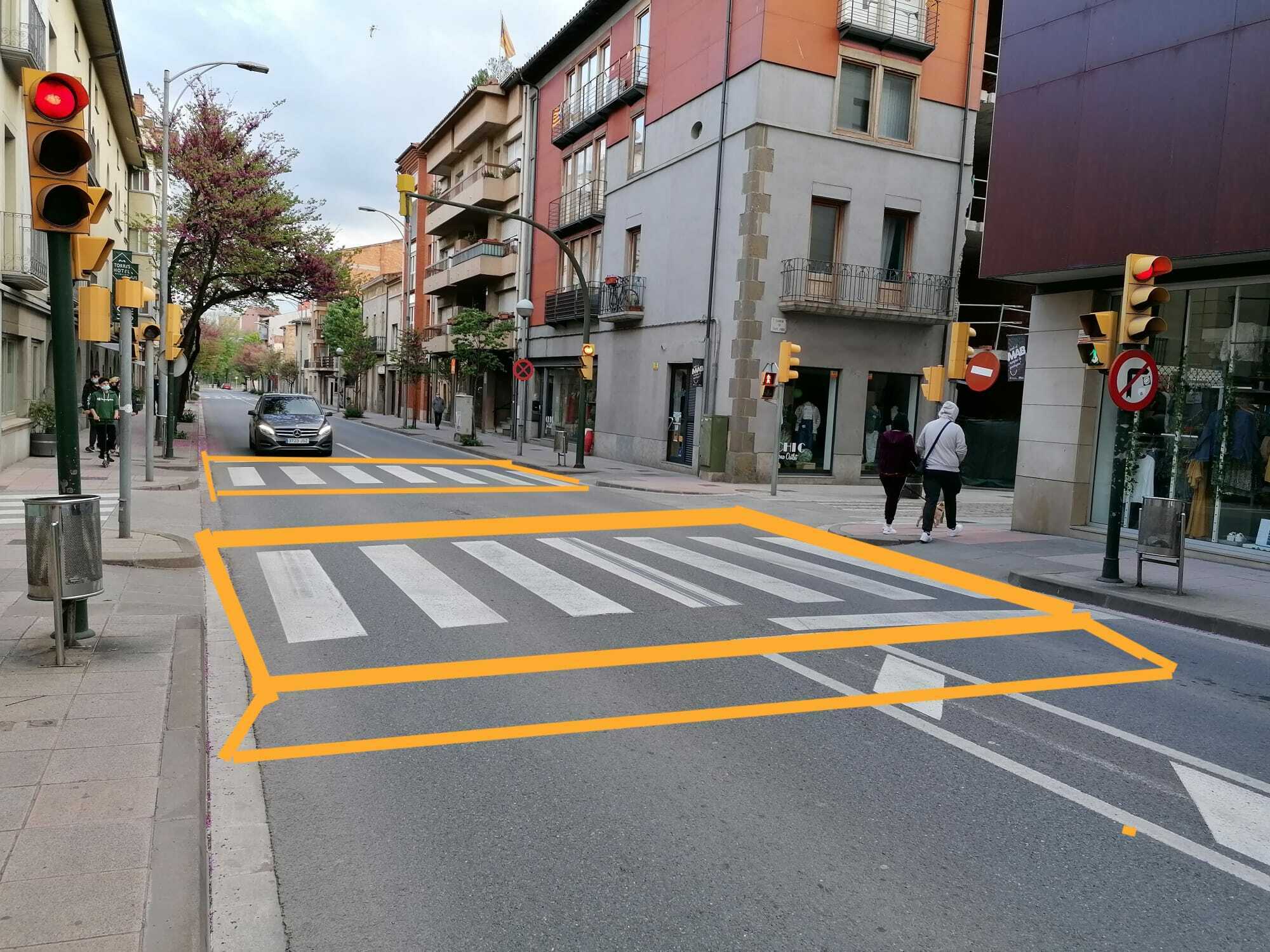 Imatge pels mitjans: Elevar els passos de vianants del Psg. de St. Joan a la zona que fa cruïlla amb el C/St. Jordi