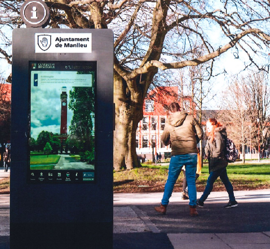 Imatge pels mitjans: Col·locació de plafons informatius dinàmics (Manlleu Associació de Comerciants)