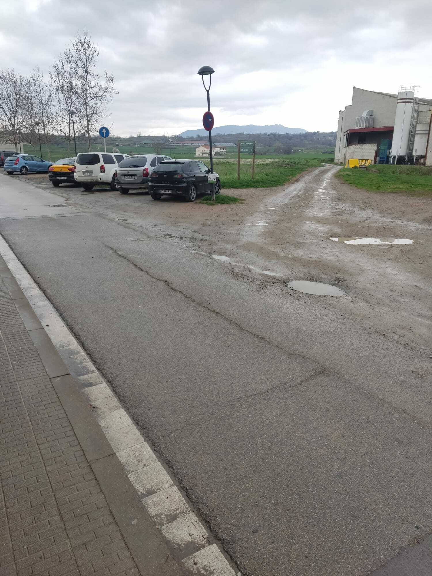 Imatge pels mitjans: Asfaltat i senyalització del aparcament del C/ De la Industria