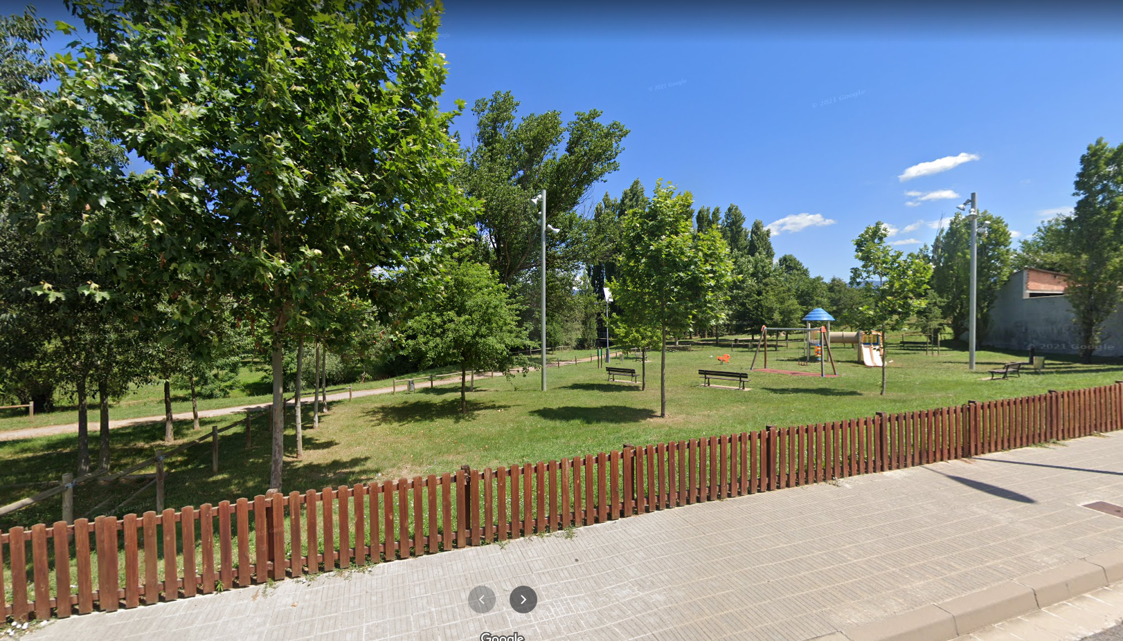 Imatge pels mitjans: Instal·lació d&#39;un gimnàs a l&#39;aire lliure i un parc de barres